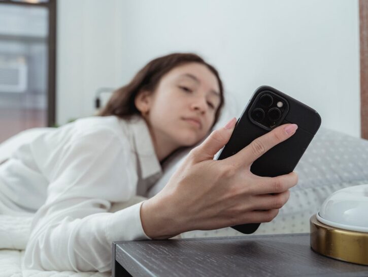 Il tuo smartphone sostituisce la sveglia: perché è la scelta sbagliata