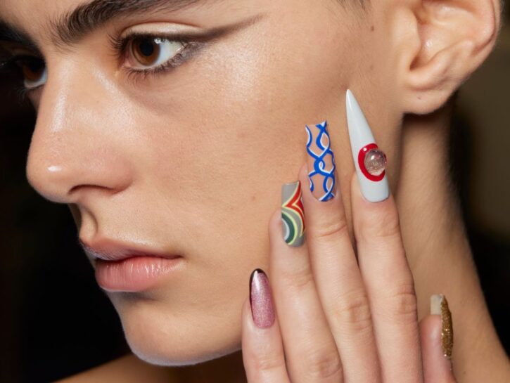 Le unghie più trendy sono quelle a mandorla russa