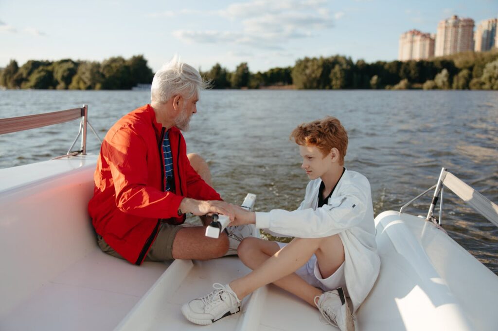 nonno e nipote in barca a vela