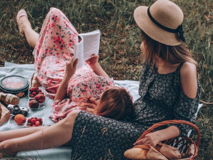 Perché è diventato così difficile uscire con le amiche?