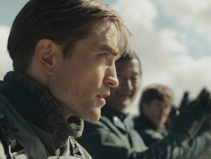 Robert Pattinson in Mickey 17 si fa in due