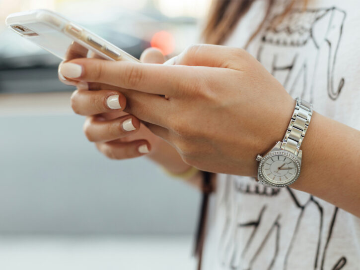 «Vota la figlia della mia amica», la truffa su WhatsApp