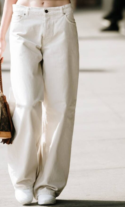 A chi stanno bene i jeans bianchi? Guida al must-have primaverile