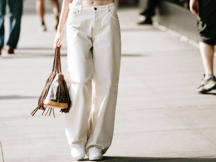 A chi stanno bene i jeans bianchi? Guida al must-have primaverile