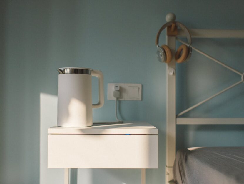 comodino minimal bianco