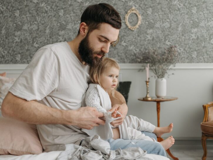 Congedo di paternità, quasi 4 papà su 10 non lo usano