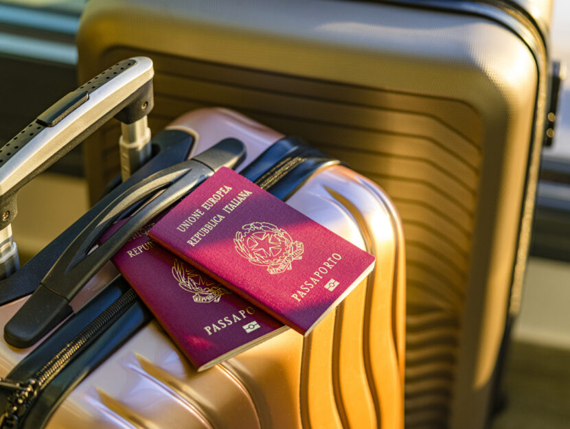 passaporti poggiati su due valigie