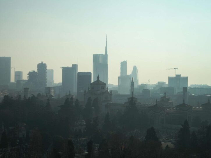Milano soffoca nello smog: già 20 giorni di aria irrespirabile