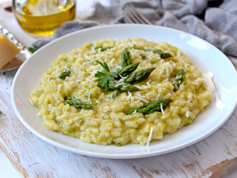 piatto di risotto con asparagi e parmigiano