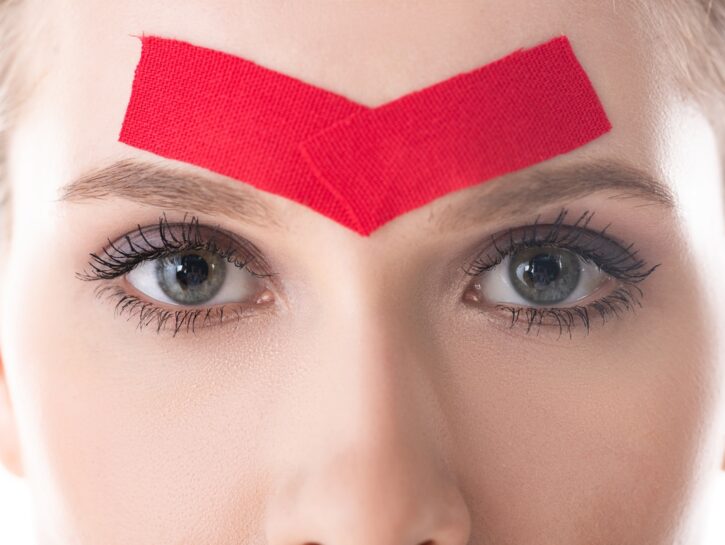 Guida al face taping: come usare i cerotti liftanti