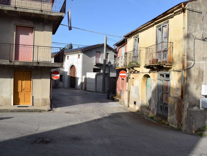 Violenza su due ragazzine. Una madre: «Ci minacciano»