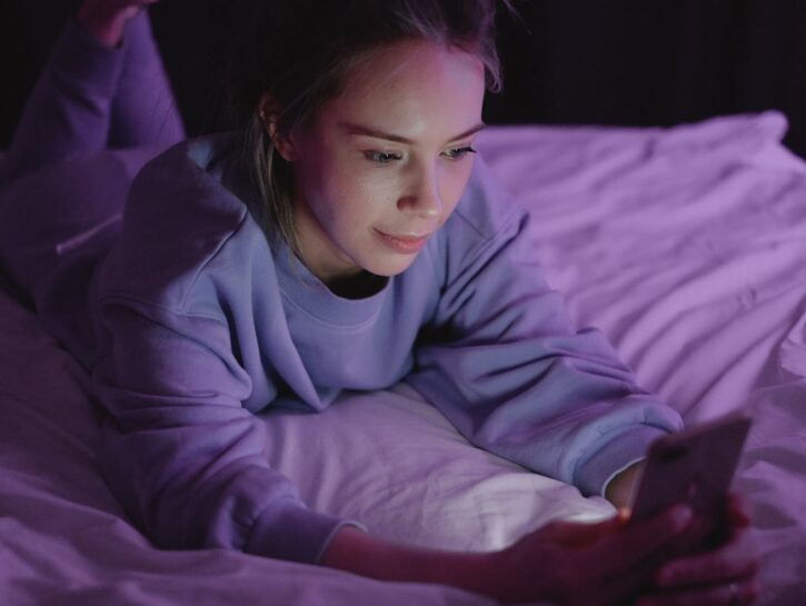 Troppo smartphone rende miopi, i rischi per la vista