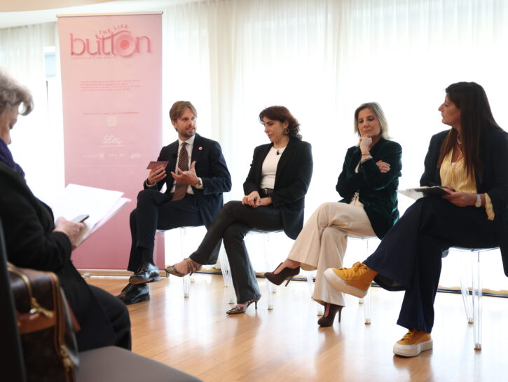 Tumore al seno: un bottone rosa per non dimenticare le terapie