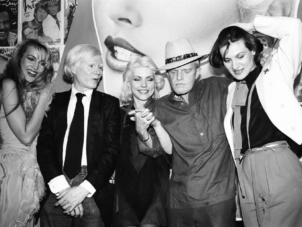 Warhol con Jerry Hall, Debbie Harry, Truman Capote e Paloma Picasso allo Studio 54 di New York