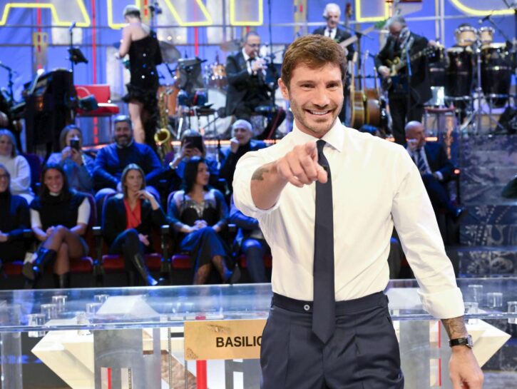 Affari Tuoi, Stefano De Martino vola in prima serata