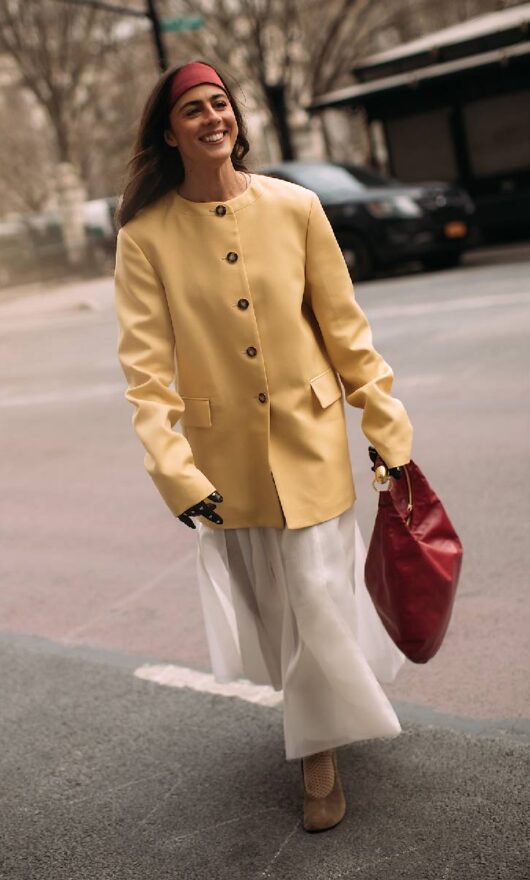 Come abbinare il color burro, ossessione della moda primavera 2025
