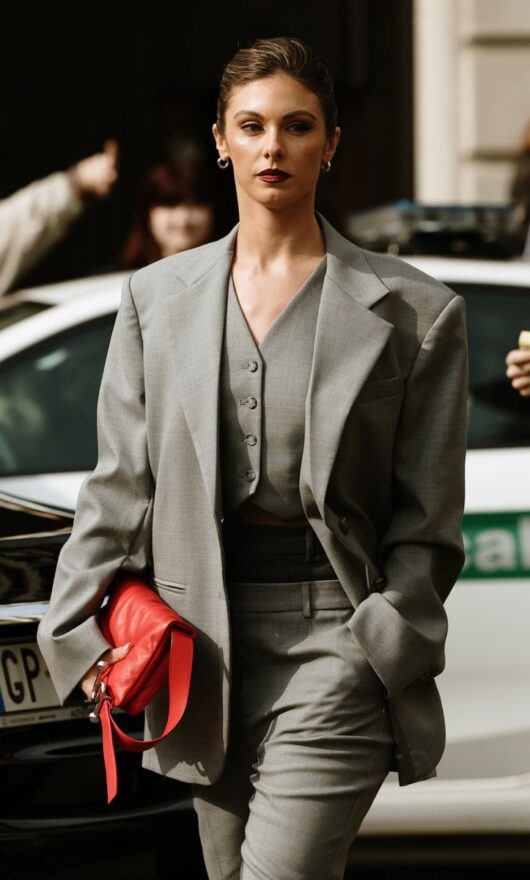 Non solo camicia: cosa mettere sotto una giacca? 6 idee per i tuoi look