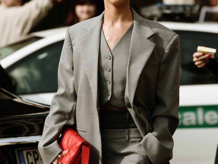 Non solo camicia: cosa mettere sotto una giacca? 6 idee per i tuoi look