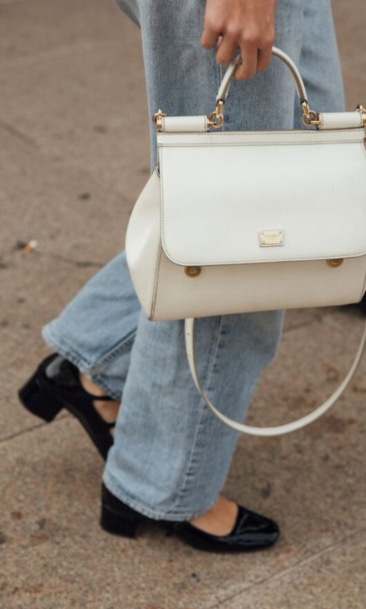 Quali scarpe indossare sotto i pantaloni larghi? 5 idee da copiare subito