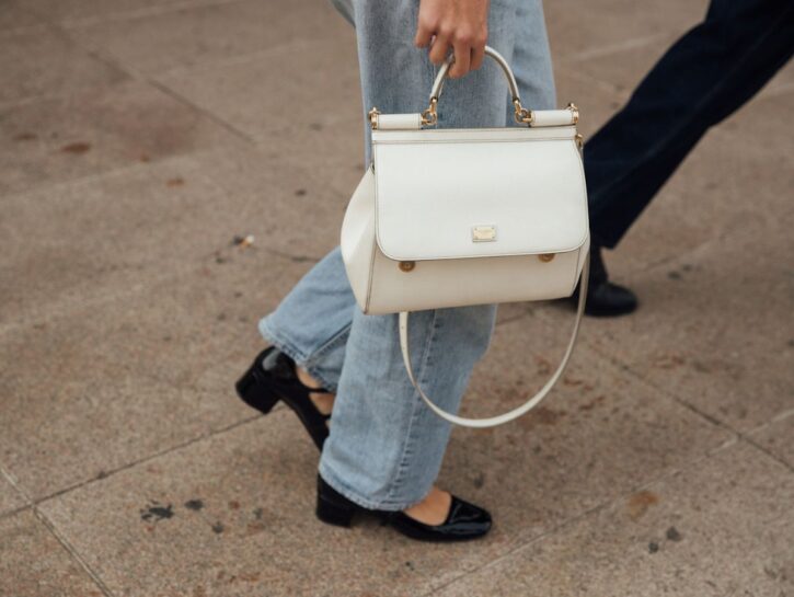 Quali scarpe indossare sotto i pantaloni larghi? 5 idee da copiare subito
