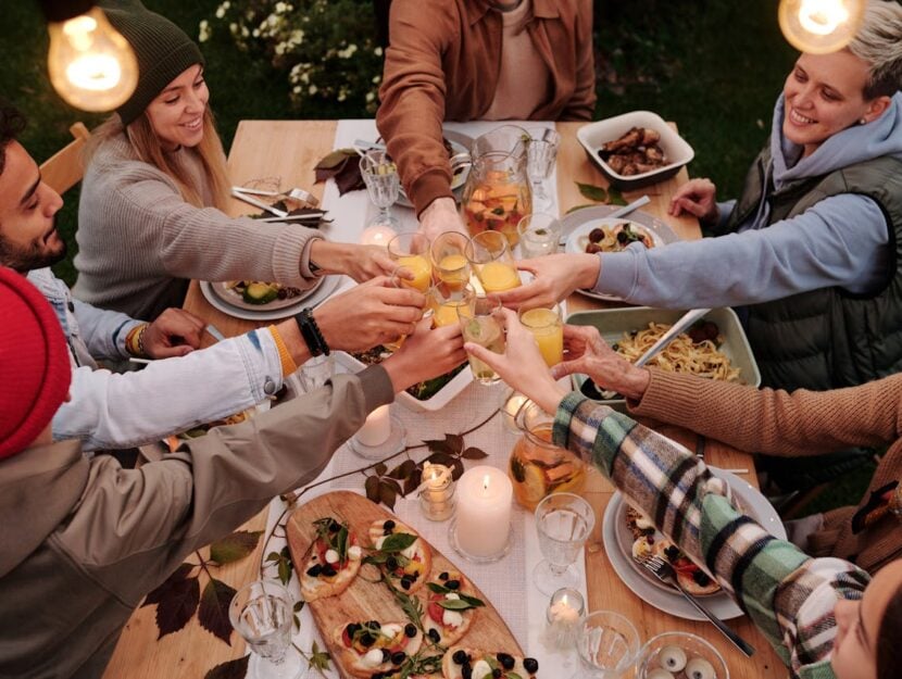 amici in una tavolata che mangiano insieme