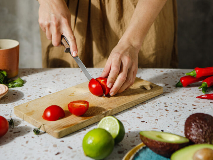 Pasta con avocado, pomodorini e tonno