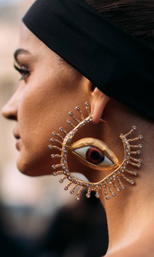 Come abbinare gioielli e vestiti: 5 idee moda da copiare subito
