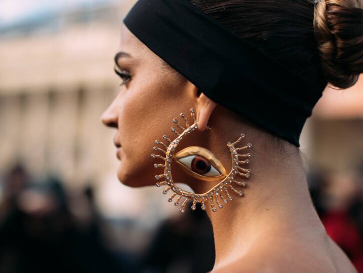 Come abbinare gioielli e vestiti: 5 idee moda da copiare subito