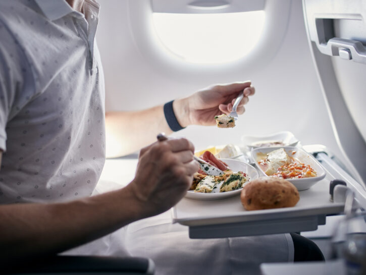 Su questo volo si mangia da re: le compagnie top