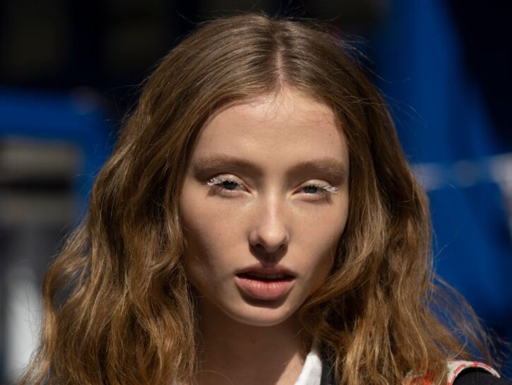 Osa con il mascara bianco come fa Lila Moss