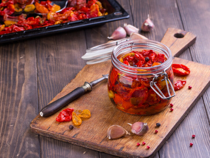 Pasta pomodori secchi, salsiccia e pecorino