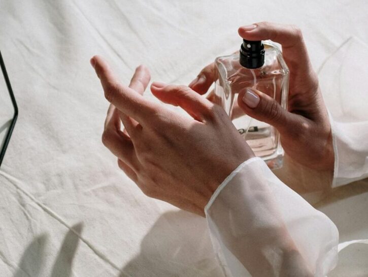 Profumi molecolari: fragranze personalizzate che reagiscono con la pelle