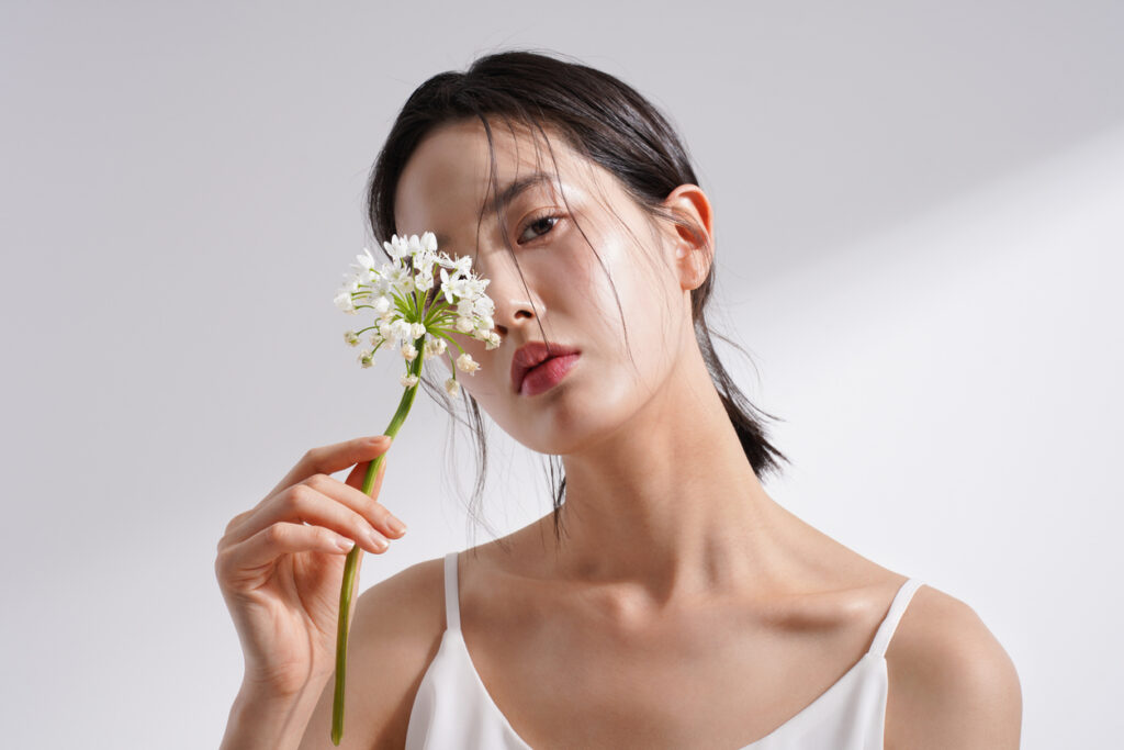 ragazza con un fiore in mano e viso molto pulito
