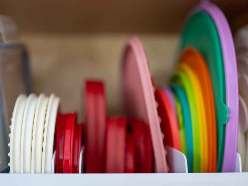 Piatti e contenitori di casa in plastica