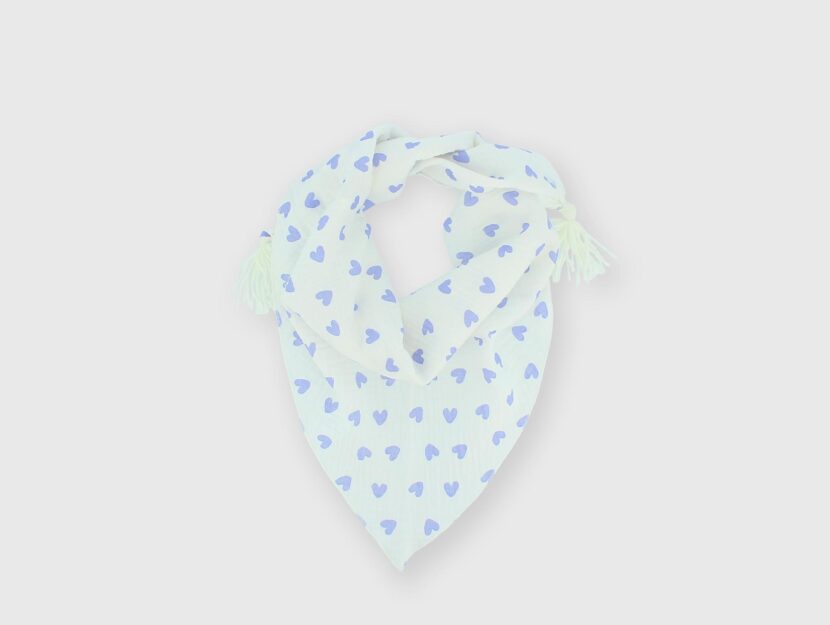 Pashmina in garza di cotone con stampa all-over cuori e nappine applicate, 9,99. Primigi