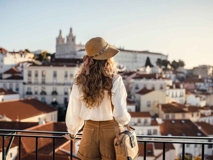 Turista sul balcone di un hotel