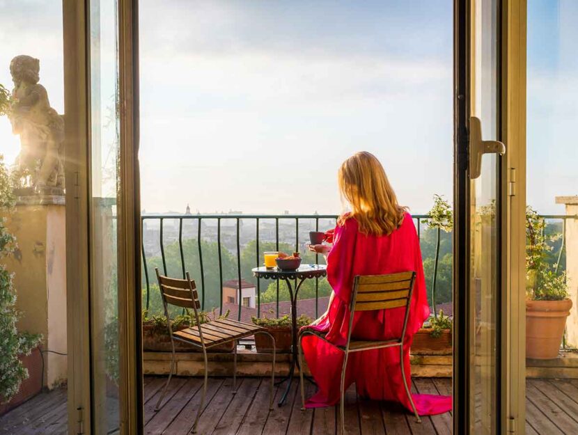 Turista sul balcone di un hotel