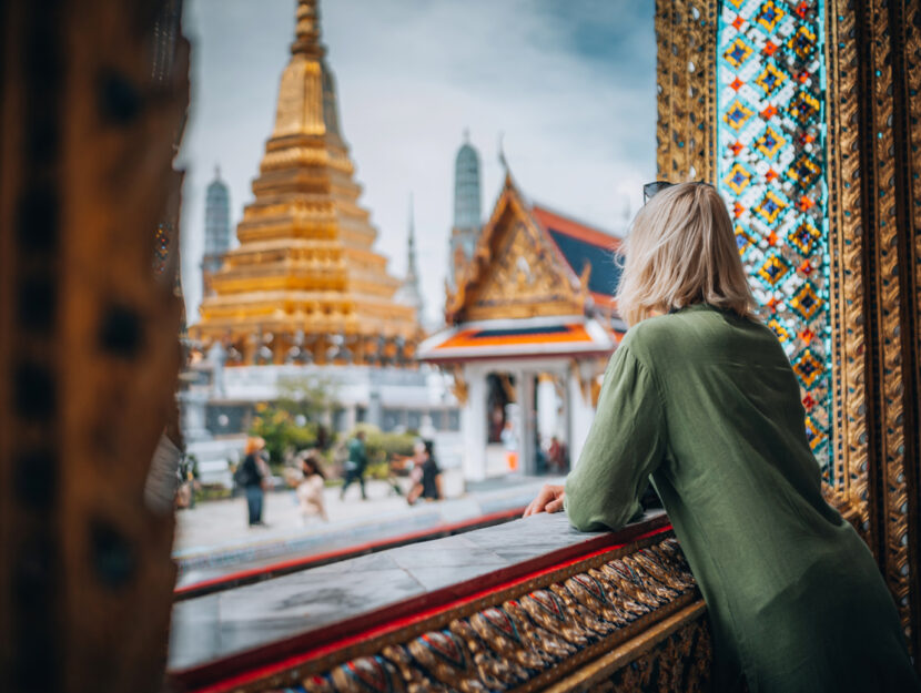 donna affacciata sul Wat Phra Kaew a Bangkok