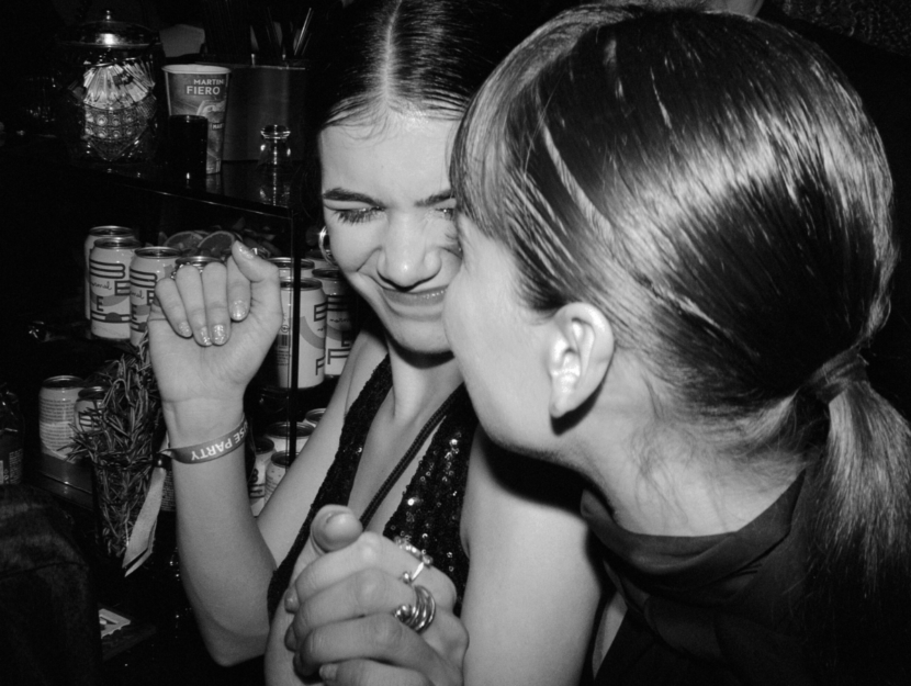 Ragazze ballano in una discoteca women only