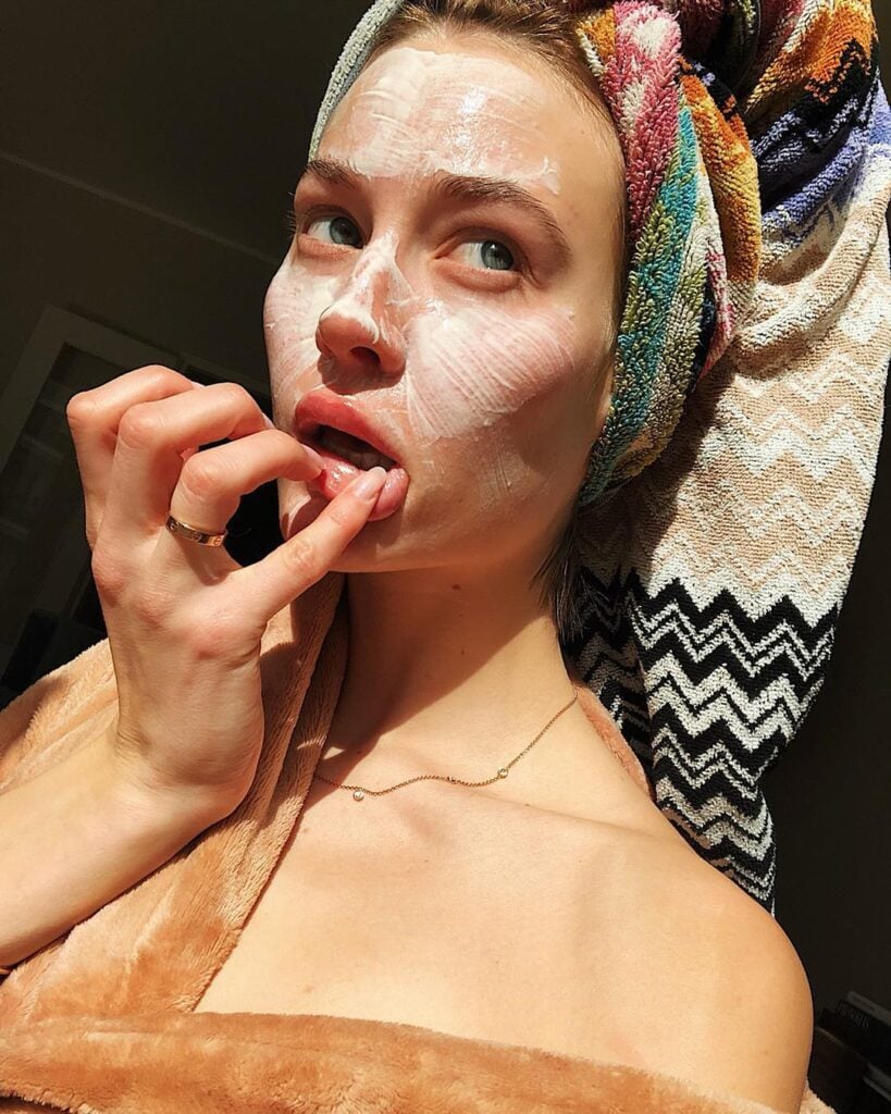 ragazza con turbante in testa