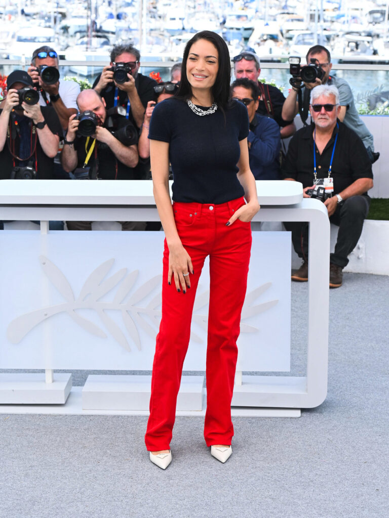 come indossare i jeans rossi e copiare il look di elodie