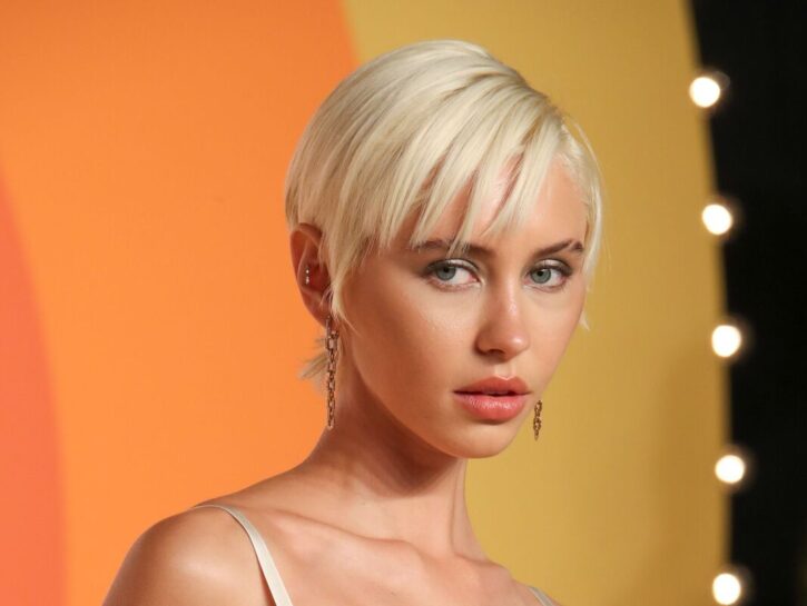 Prova l'ombretto oro, per brillare al sole come Iris Law