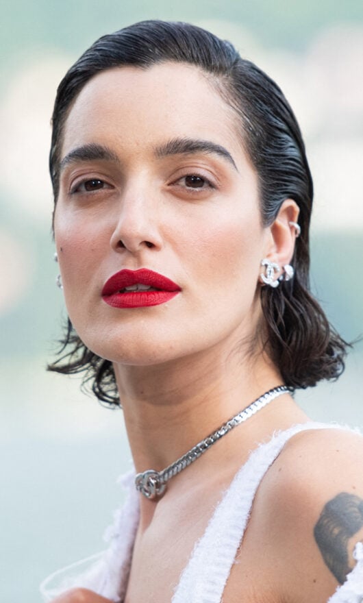 Rossetto rosso e niente mascara: copia il make-up di Levante