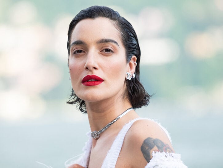 Rossetto rosso e niente mascara: copia il make-up di Levante