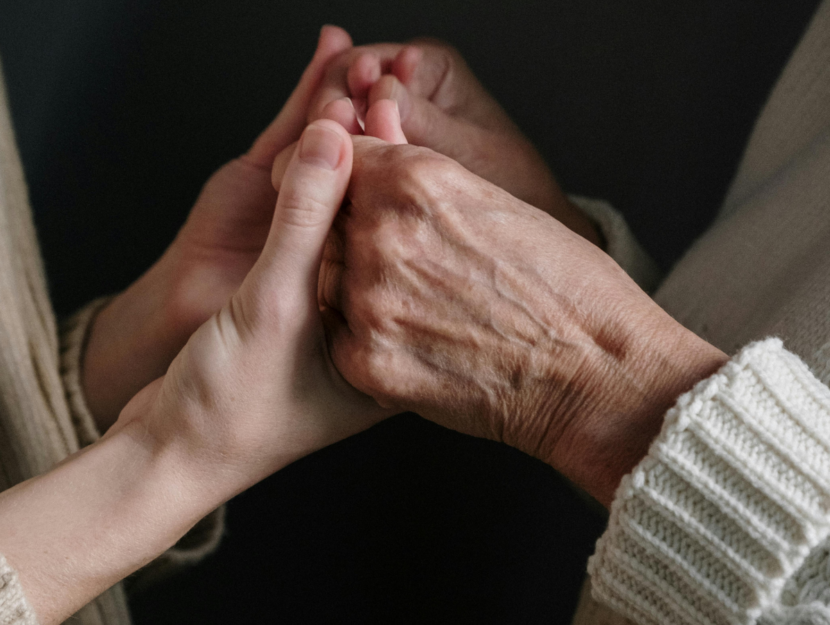 Madre e figlia si tengono per mano ripensando al loro rapporto