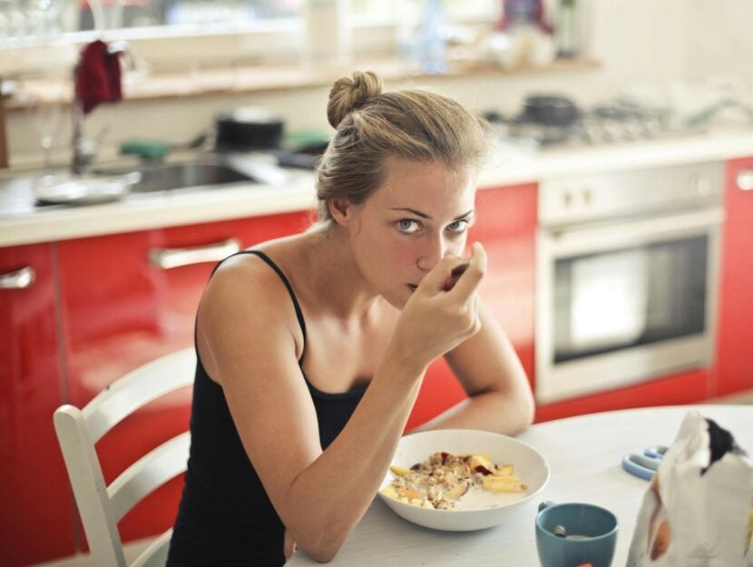 ragazza che mangia_skinnytok che cos'è