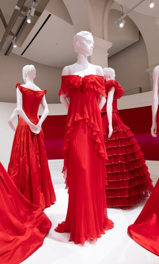 Una mostra imperdibile celebra il rosso di Valentino Garavani