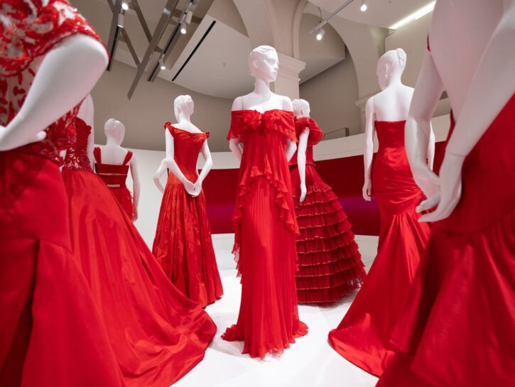 Una mostra imperdibile celebra il rosso di Valentino Garavani