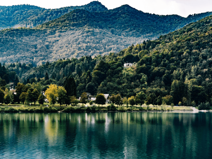 Trentino Unexpected, un libro sulla montagna con un lago in copertina