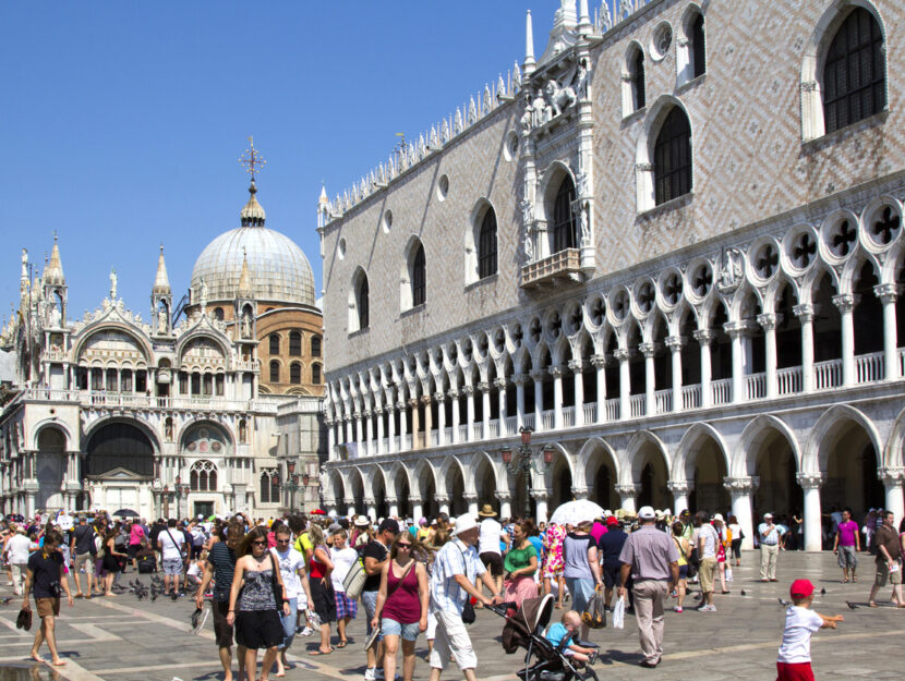 Venezia affollata da turisti